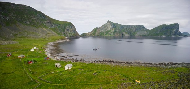Utsikt mot Måstadvika og den fraflyttede grenda Måstad på Værøy i Lofoten, Nordland. Fjellet Håen i bakgrunnen.© Bård Løken.